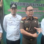 (Dari kiri ke kanan) Kadis Kesehatan Padangsidimpuan, Balyan Siregar, Camat Padangsidimpuan Selatan, M To'ib Simanjuntak, Kajari, Dr Lambok MJ Sidabutar, dan Kadis Sosial, Jupri Nasution, saat diwawancarai usai penyuluhan hukum gratis secara door to door ke masyarakat