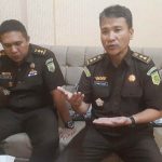 Kasi Intel Kejari Padangsidimpuan, Yunius Zega (kanan) didampingi Kasi Pidum, Allan Baskara (kiri) saat menerangkan pelimpahan kasus narkotika dengan barang bukti 3 Kg sabu