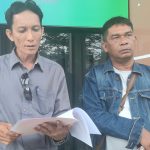 Dipo Alam Siregar (kiri) bersama kliennya, Samsir Samosir (kanan) saat diwawancarai sejumlah awak media di depan Kantor PN Padangsidimpuan