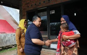 Bupati Tapsel Beri Santunan Ke Anak Berkebutuhan Khusus