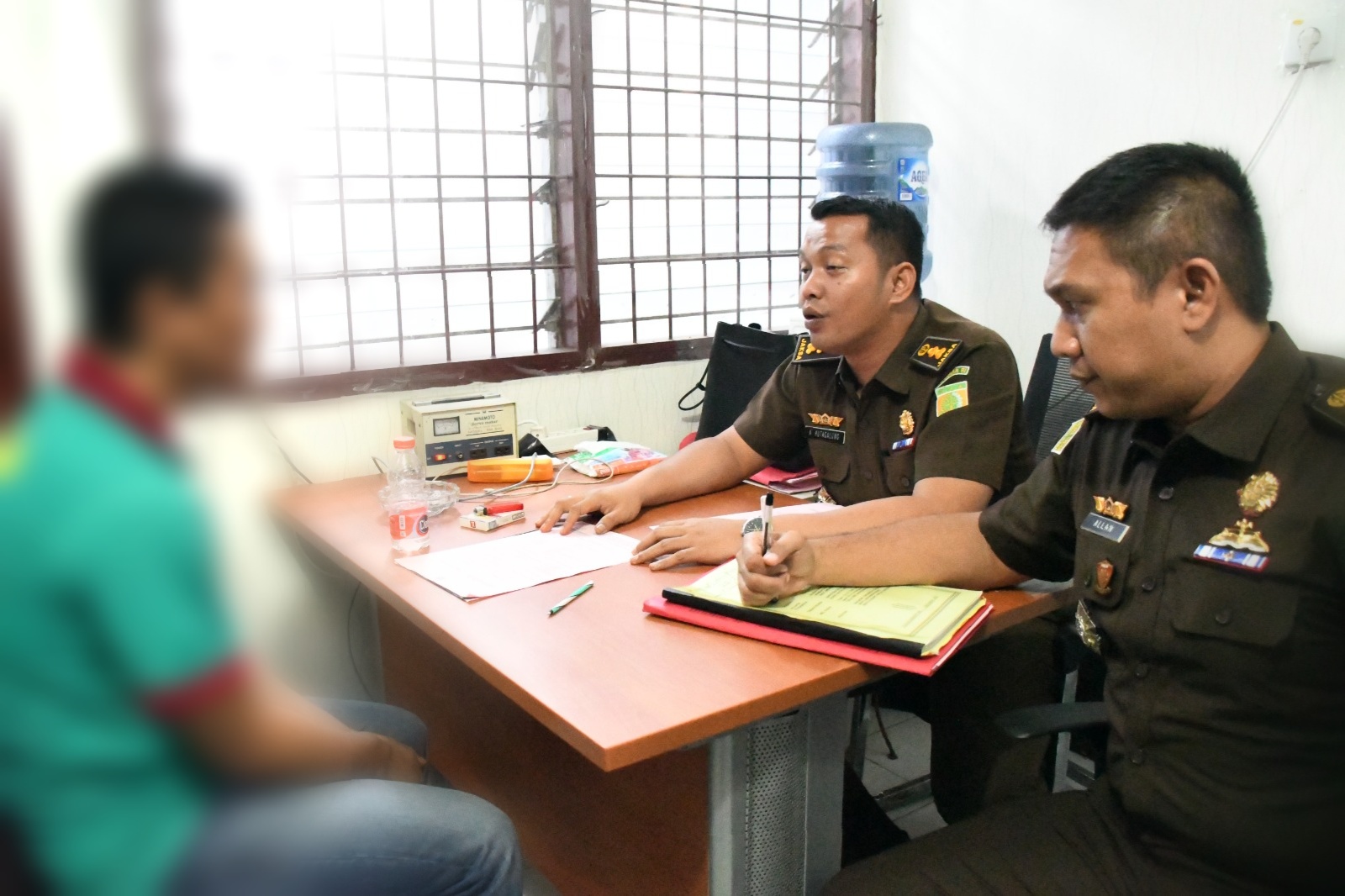 Kasi Pidum Kejari Padangsidimpuan, Allan Baskaran (kanan) bersama Kasubbag Bin Kejari Padangsidimpuan, Arga JP Hutagalung, saat mintai keterangan salah satu tersangka