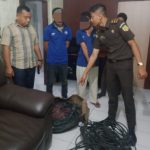 Kanit Reskrim Polsek Sipirok, Ipda Ahmad Juli Nasution, saat melimpahkan kedua tersangka Curat berikut barang bukti