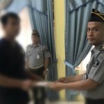 Plh Kalapas Kelas IIB Padangsidimpuan, Rio Sandy, saat beri remisi Natal ke salah satu perwakilan WBP