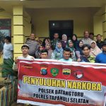 Personel Polsek Batang Toru usai penyuluhan anti narkoba bersama Emak-emak dan kalangan milenial