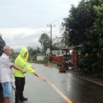 Personel Sat Lantas Polres Tapsel saat cek dan olah TKP di lokasi kejadian