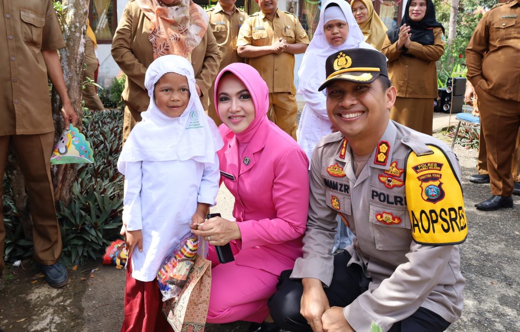Sosok Keibuan Ny Fitri Imam Zamroni Terlihat Saat Ayomi “Anak-anak Spesial”
