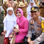 Ketua Bhayangkari Cabang Tapsel, Ny Fitri Imam Zamroni, didampingi Kapolres Tapsel, AKBP Imam Zamroni, saat memberi bingkisan langsung ke salah satu siswi SLB