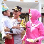 Kapolres Tapsel, AKBP Imam Zamroni, bersama Ketua Bhayangkari, Ny Fitri Imam Zamroni, saat menggendong "anak-anak spesial" di SLBN 11 Angkola Timur