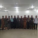 Kabag Ops Polres Tapsel, AKP Sisworo, Kasat Reskrim, AKP Rudy Saputra, dan Kasat Intelkam, AKP Hasudungan Butarbutar, berfoto bersama dengan Ketua Bawaslu Sumut, M Aswin Diapari Lubis, Ketua Bawaslu Tapsel, Taufik Hidayat, Ketua KPU Tapsel, Zul Hajji Siregar, dan unsur stake holder terkait lainnya usai rapat koordinasi
