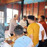 Kapolres Padangsidimpuan, AKBP Dudung Setyawan, saat ngobrol santai sekaligus memperkenalkan dua pejabat baru ke wartawan
