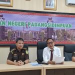 Kajari Padangsidimpuan, Dr Lambok MJ Sidabutar, didampingi Kasi Intel, Yunius Zega (paling kiri) dan Kasi Pidsus, Khairur Rahman (paling kanan), saat memaparkan kasus korupsi pembangunan IPAL Domestik