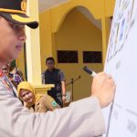 Kapolres Tapsel, AKBP Imam Zamroni, teken komitmen deklarasi tahapan kampanye damai di Alun-alun Pasar Gunung Tua, Kabupaten Paluta