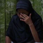 Hapsani Pohan tak kuasa menahan tangis, saat menerima bantuan bahan pangan dari Kajari Padangsidimpuan, Dr Lambok MJ Sidabutar