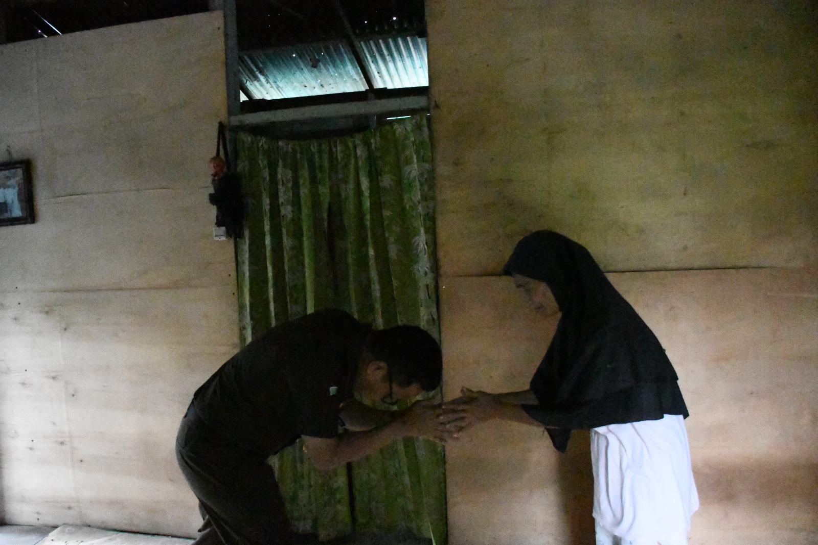 Kajari Padangsidimpuan, Dr Lambok MJ Sidabutar, menyalami warga Pra Sejahtera, Hapsani Pohan, sesaat setelah menyerahkan bantuan bahan pangan