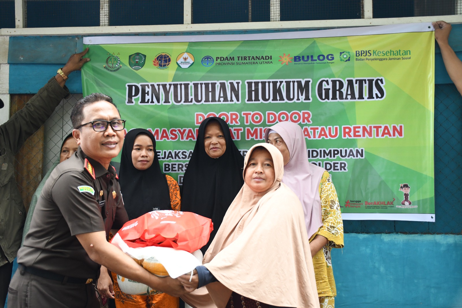 Kajari Padangsidimpuan, Dr Lambok MJ Sidabutar, serahkan bantuan bahan pangan ke sejumlah warga Pra Sejahtera