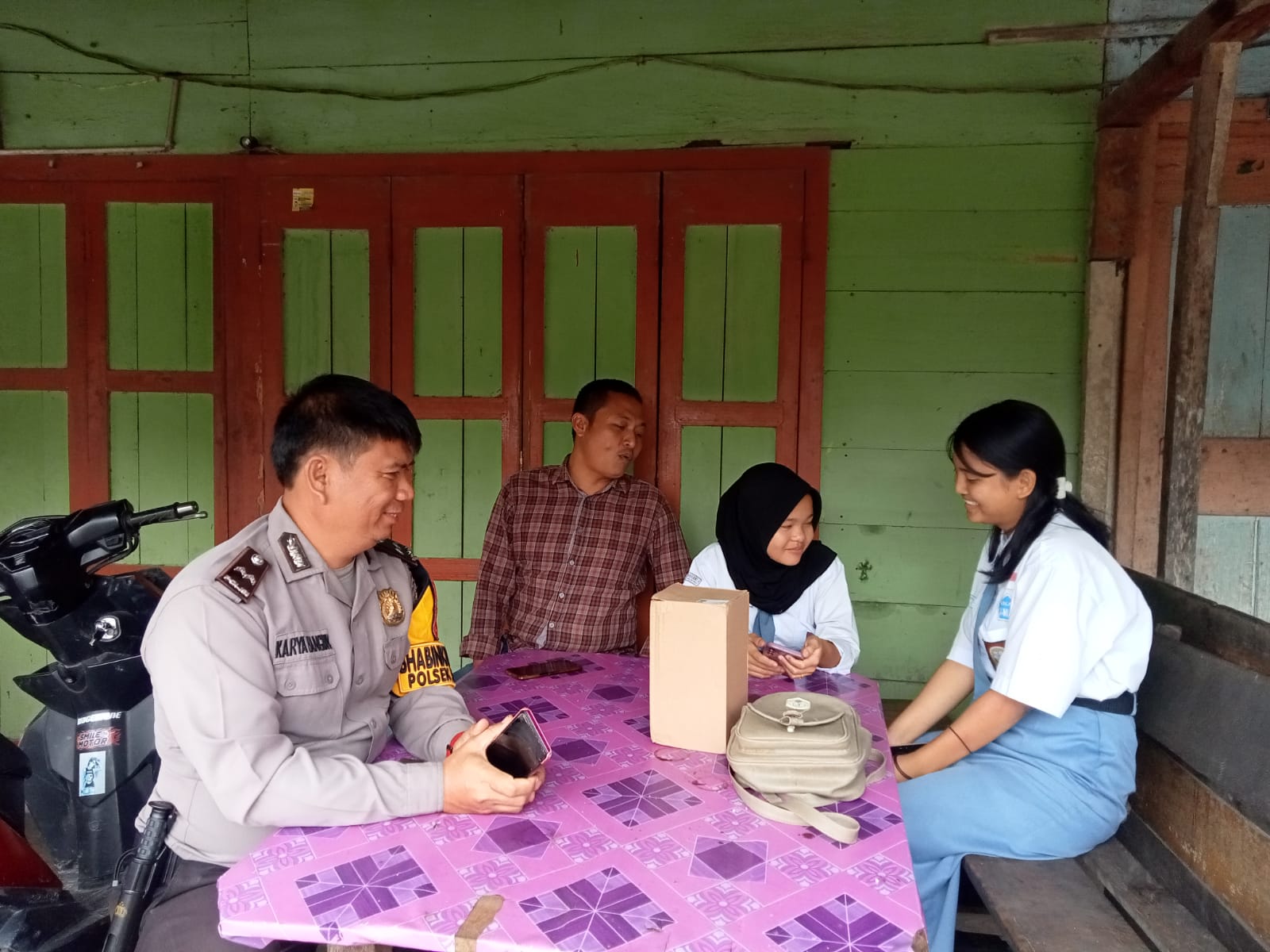 Bhabinkamtibmas Polsek SD Hole, Aipda Karya Bangun, saat sosialisasi bahaya narkoba ke siswi Sekolah