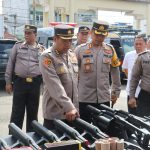 Tim Supervisi Mabes Polri, Kombes Pol Didi Wahyudi, didampingi Kapolres Tapsel, AKBP Imam Zamroni, saat pengecekan amunisi gas air mata
