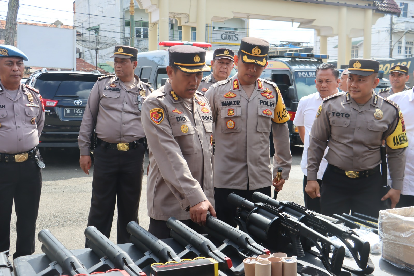 Tim Supervisi Mabes Polri, Kombes Pol Didi Wahyudi, didampingi Kapolres Tapsel, AKBP Imam Zamroni, saat pengecekan amunisi gas air mata