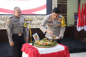 Syukuran HUT Logistik Polri ke-76, Kapolres Tapsel Potong Tumpeng