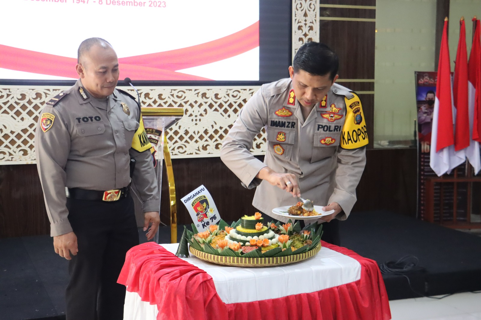 Kapolres Tapsel, AKBP Imam Zamroni, saat memotong tumpeng tanda syukur HUT Logistik Polri ke-76