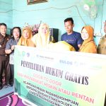 Camat Padangsidimpuan, Nanda Alvina, saat menyerahkan sembako ke salah satu warga yang menjadi sasaran penyuluhan hukum secara door to door yang digagas Kajari Padangsidimpuan, Dr Lambok MJ Sidabutar