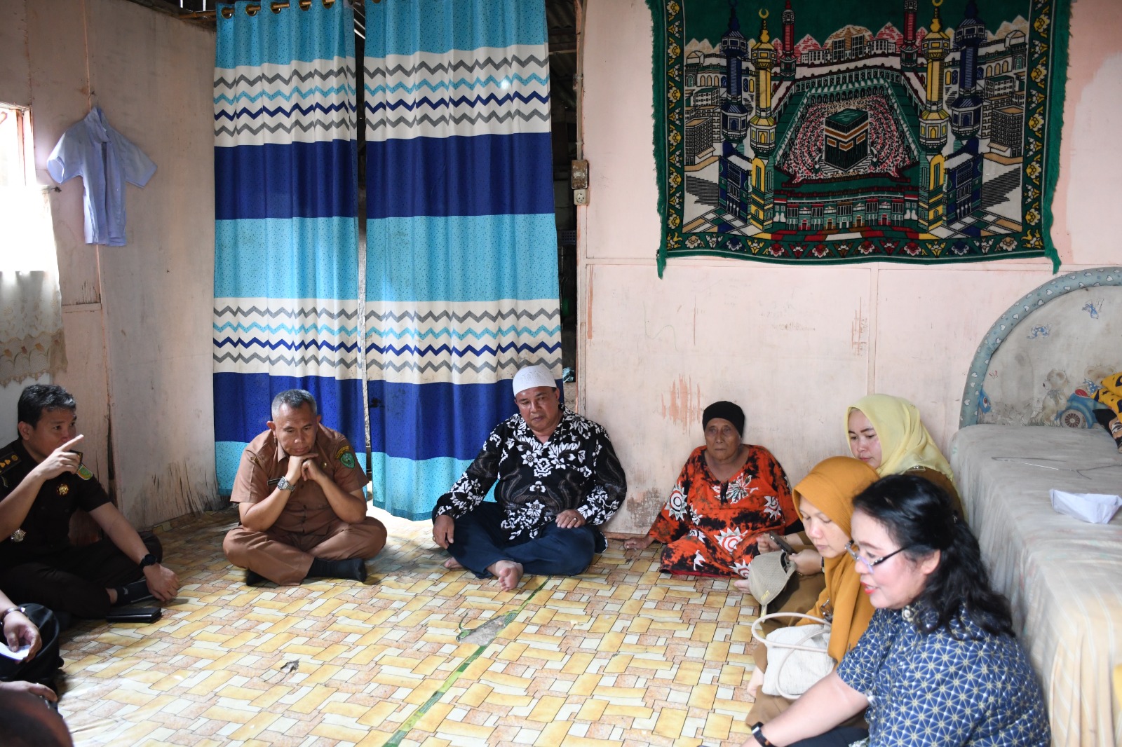 Kasi Intel Kejari Padangsidimpuan, Yunius Zega, beri solusi terhadap keluhan masyarakat