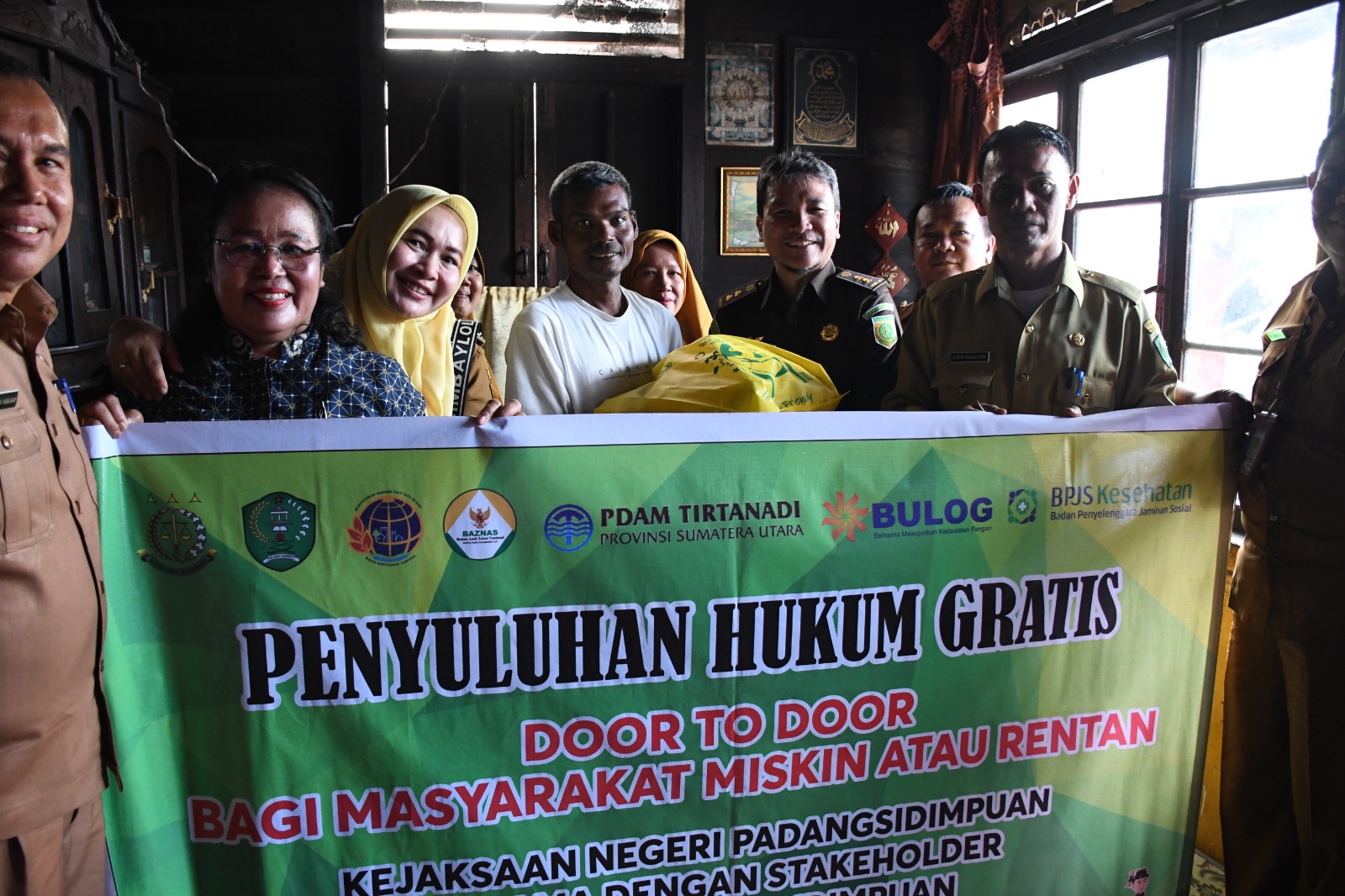 Kasi Intel Kejari Padangsidimpuan, Yunius Zega, didampingi Kepala Dinas Sosial, saat serahkan sembako ke masyarakat