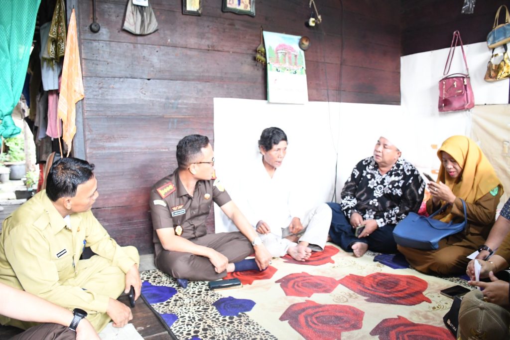 Penyuluhan Hukum Door to Door Kajari Padangsidimpuan, Banyak Warga Tak Tau Sudah Terdaftar KIS dan BPJS