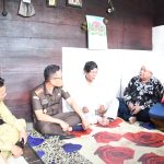 Kajari Padangsidimpuan, Dr Lambok MJ Sidabutar, dengarkan keluhan salah satu warga yang menjadi sasaran penyuluhan hukum secara door to door, Baginda Hasibuan