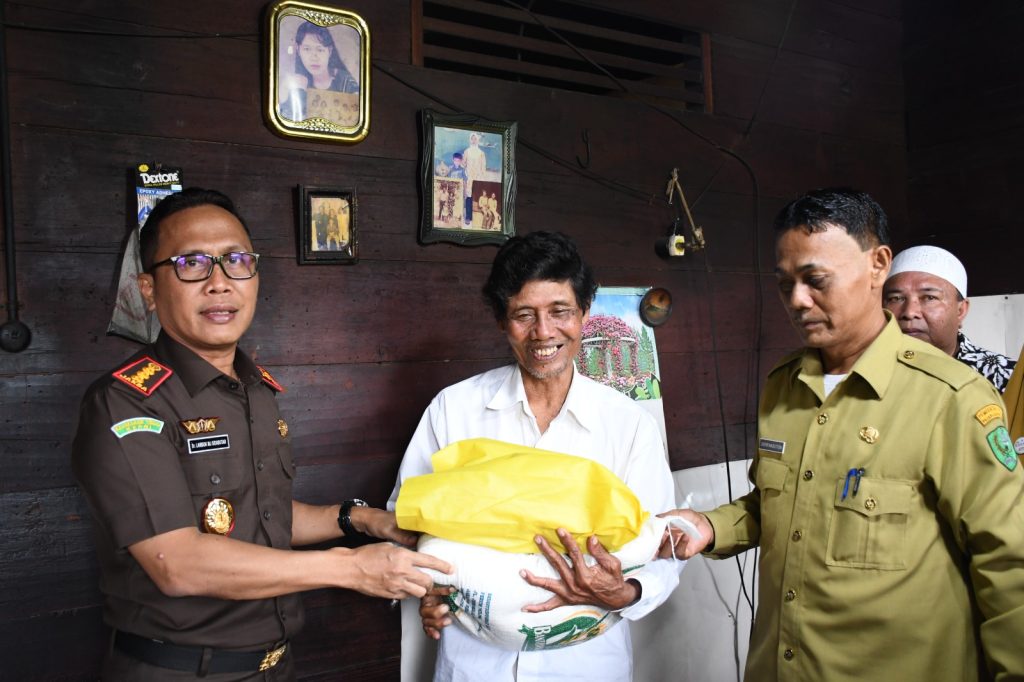 Salurkan Sembako dan Penyuluhan Hukum, Warga Salut ke Kajari Padangsidimpuan