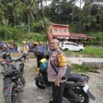 Bhabinkamtibmas Polsek Batang Toru, Aiptu Sayaman Siregar, saat hadir di tengah Karyawan yang berpulangan dan berencana hendak mogok kerja