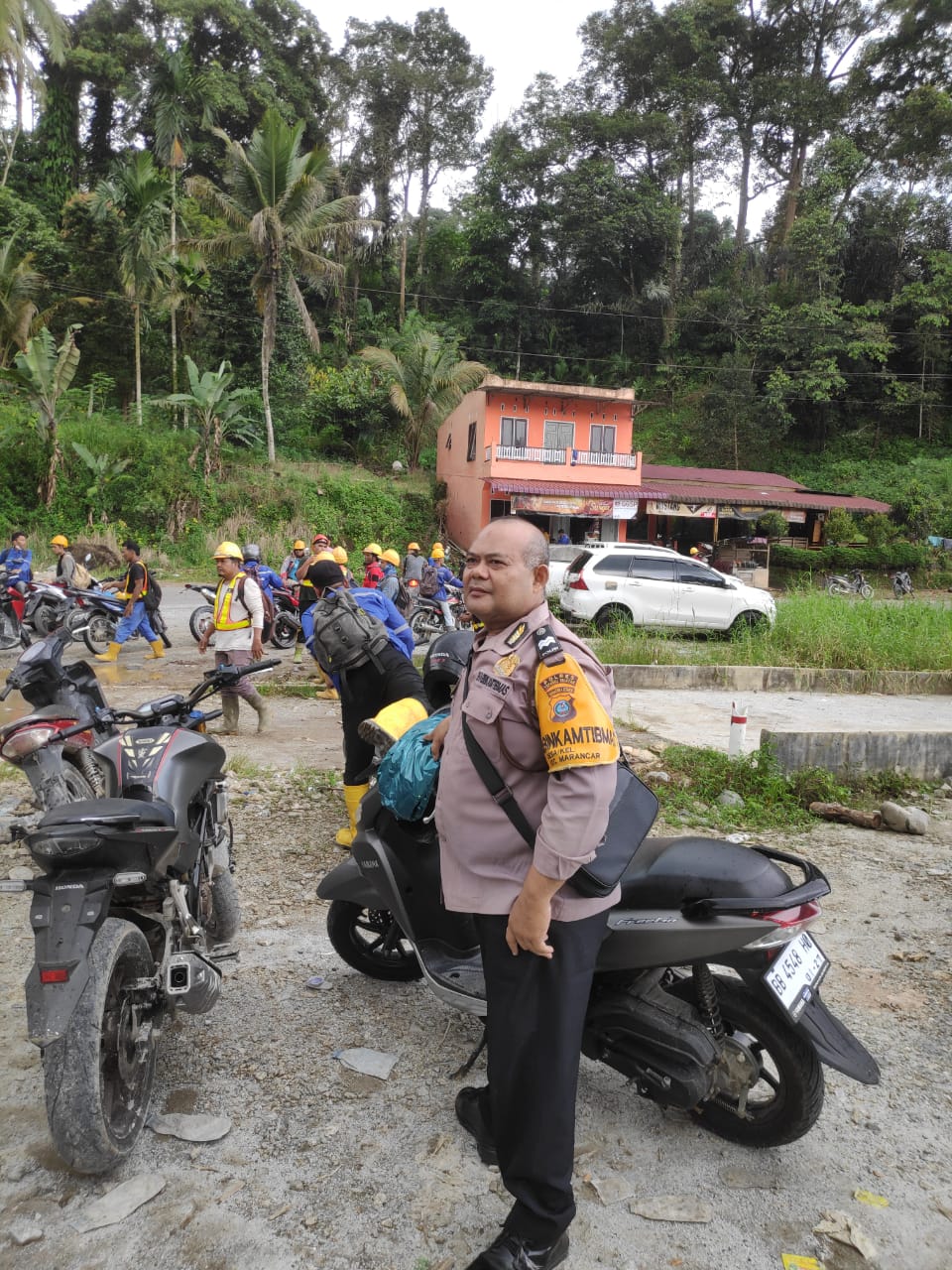 Bhabinkamtibmas Polsek Batang Toru, Aiptu Sayaman Siregar, saat hadir di tengah Karyawan yang berpulangan dan berencana hendak mogok kerja
