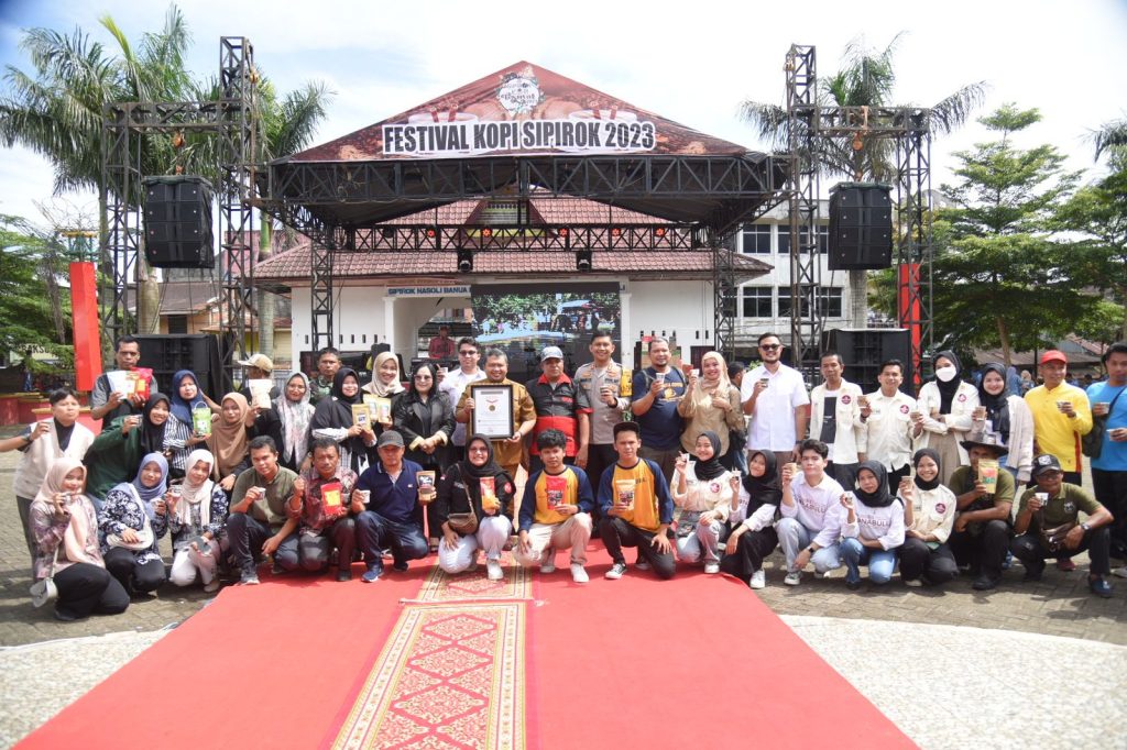 Pecahkan Rekor Muri, Kapolres Tapsel Hadiri Festival Kopi dan Pameran UMKM