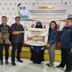Senior Manager Community PT AR, Christine Pepah, saat serah terima hasil pembangunan 2 Ruang Kelas baru di SDS No.100910 IT Faza Azkia, Kelurahan Hutaraja, Kecamatan Muara Batang Toru