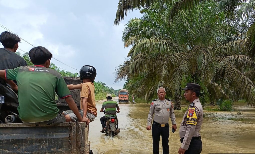 Polsubsektor Simangambat Siaga di Jalan Lintas yang Tergenang Air