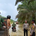 Personel Polsubsektor Simangambat tampak siaga di Jalan Lintas Simangambat ke arah Simpang Brakas yang tergenang air