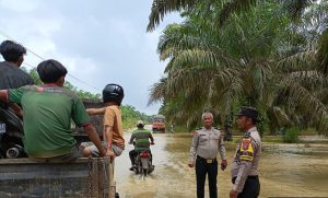 Polsubsektor Simangambat Siaga di Jalan Lintas yang Tergenang Air