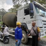 Bhabinkamtibmas Polsek Batang Toru, Aiptu Sayaman Siregar, saat sambangi supir mobil Mixer pada proyek strategis Nasional pembangunan PLTA Simarboru
