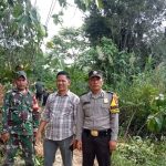 Personel Pospol Batang Onang saat proses evakuasi material tanah longsor di Desa Pakkal Dolok Lama, Kabupaten Paluta