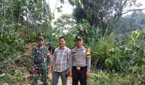 Tanah Longsor di Paluta, Polsek Padang Bolak Hadir Evakuasi