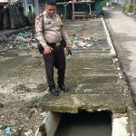Warga menunjukkan lokasi parit yang tersumbat di Pasar Sigalangan, Kecamatan Batang Angkola ke personel Polres Tapsel