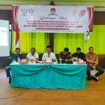 Ketua KPU Kabupaten Tapsel, Zulhajji Siregar, dan Kanit I Politik Sat Intelkam Polres Tapsel, Iptu Titus, saat menggelar Bimtek terkait pemungutan, penghitungan, dan rekapitulasi suara pada Pemilu 2024 mendatang