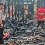 Satu unit Rumah semi permanen yang nyaris rata dengan tanah usai terbakar