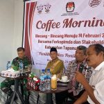 Kanit I Politik Polres Tapsel, Iptu Titus bersama Ketua KPU Tapsel, Zulhajji Siregar, dan lainnya, di sela Coffe Morning