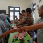 Bhabinkamtibmas Polsek Sipirok, Aiptu Anwar S Harahap, bersama Camat Angkola Timur, Cos Riady Siregar, saat penyaluran BLT ke masyarakat