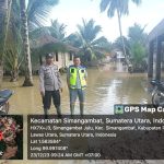 Personel Polsubsektor Simangambat saat meninjau banjir di Dusun Sungai Rodang