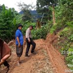 Personel Polsek Padang Bolak saat membantu proses evakuasi material longsor di Desa Napagadung Laut dan Rampa Jae