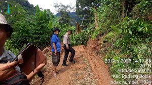 Polsek Padang Bolak Bantu Evakuasi Material Longsor di Dua Desa