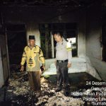 Personel Polsek Padang Bolak saat lakukan upaya penyelidikan di Rumah yang terbakar