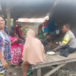 Bhabinkamtibmas Desa Aek Gunung, Bripka Risman Harahap, saat sosialisasi anti narkoba bersama Ibu-ibu
